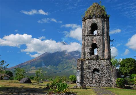 Igreja De Cagsawa E Vulcão De Mayon Imagem De Stock Imagem De Vista