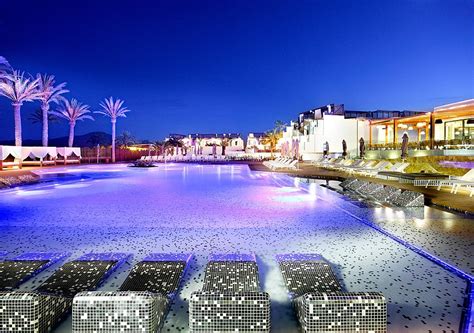 The newly restored facility is built on more storm resistant cement pilings rather than the former floating barge as originally mandated by mississippi law, and features seven restaurants, including a hard rock cafe, ruth's chris steak house, half shell oysters house, close to 500 hotel rooms and suites, a full service spa, a nightclub, over. Hard Rock Hotel Ibiza, Luxury Details by Tribu