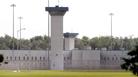 Federal Prison Officials Got Large Bonuses Despite Guard Shortage