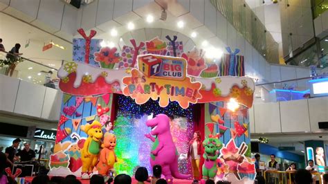 Barney, america's favorite purple dinosaur, and his young friends share adventures featuring songs, dances and games that make learning fun. Barney Live - I Love You - YouTube