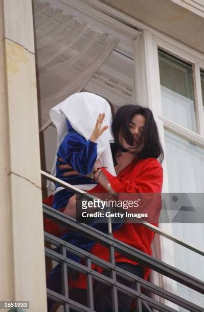 Michael Jackson Balcony Photos And Premium High Res Pictures Getty Images