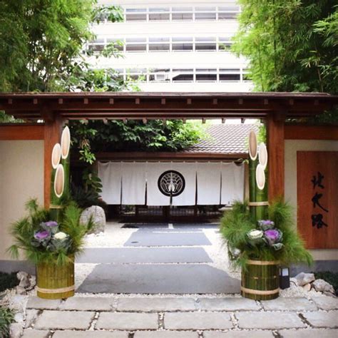 Traditional japanese decor has its own distinctive feel, which sets it apart from that of other cultures. A "kadomatsu" is a traditional Japanese decoration of the ...
