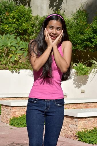 Una Chica Adolescente Minoritaria Sorprendida Foto De Stock Y Más Banco