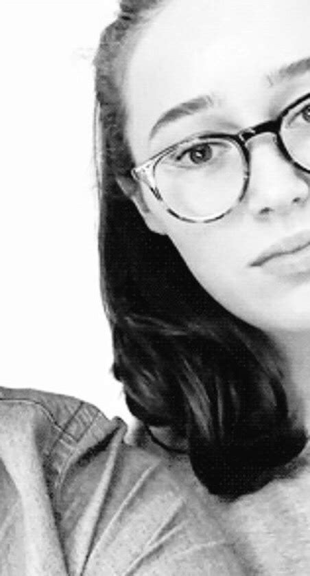 Guesswho — Lexaleesi Alycia Debnam Carey With Glasses Is A