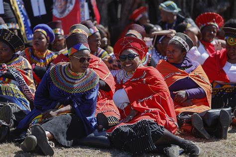 thousands fete south africa s new zulu king bukedde online amawulire