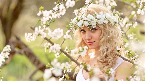 Картинки девушка блондинка весна цветы взгляд природа обои