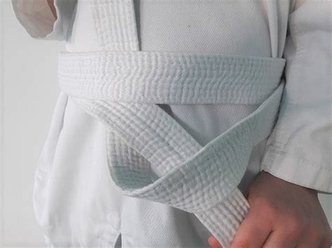 Die verwendung von farbigen gürteln zur anzeige des gurtgrades geht zurück auf kanō jigorō (judo). Taekwondo Gürtel binden - Taekwondo-Center-Nürnberg