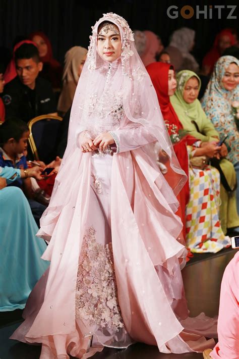 Koleksi Baju Pengantin Muslimah Oki Setiana Dewi Di Ifw 2016 Pesona