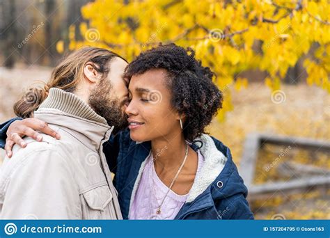 type avec une fille africaine dans l amour dans la promenade du parc d automne au coucher du