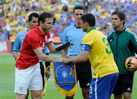 الدقيقة 37 كاي هافرتس لاعب فريق تشيلسي حاول المرور يمين منطقة الجزاء ولكن تداخل معه الدفاع. لامبارد يشيد بـ تياجو سيلفا: لم أستطع اللعب مثله عندما كنت ...