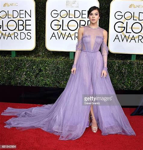 Hailee Steinfeld Golden Globes Photos And Premium High Res Pictures