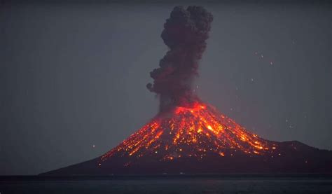 Les Images Exceptionnelles Dune éruption Nocturne Du Volcan Krakatoa