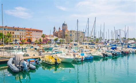 Saint raphael/fréjus is on the main rail line for services between paris, lyon, the riviera and italy including the tgv high speed train. Saint-Raphaël - Arts et Voyages