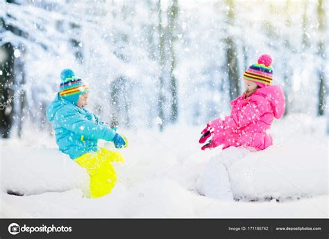 Kinder Spielen Im Schnee Kinder Spielen Bei Schneefall Im Freien