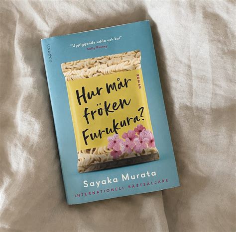 Sandra beijer visar upp böckerna som haft stor. Hur mår fröken Furukura? | Sandra Beijer