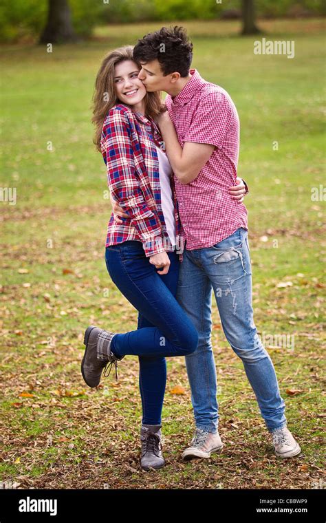 La pareja de adolescentes besándose en park Fotografía de stock Alamy