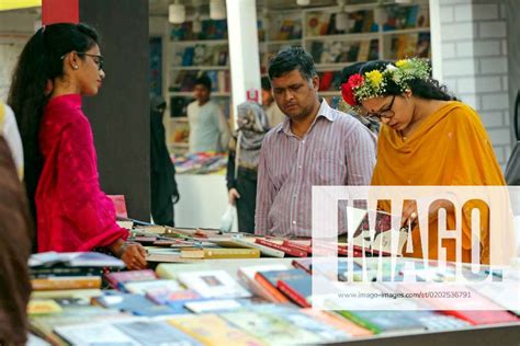 Book Fair In Dhaka February 09 2023 Dhaka Bangladesh Visitors Read