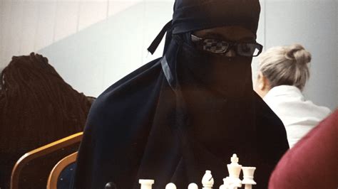 Студент прикинулся женщиной чтобы выиграть денежный приз чемпионата по шахматам в Кении
