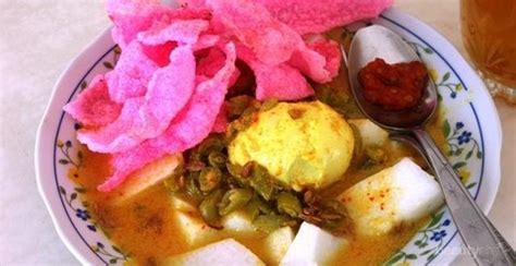 Agar bumbu tidak cepat basi, anda juga bisa mengukus bumbu kelapanya terlebih dahulu. Resep Lontong Sayur Khas Padang yang Akan Menggugah Seleramu