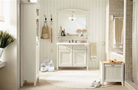 Scegliere un arredamento in stile provenzale significa infondere all'ambiente tranquillità e romanticismo, tipiche caratteristiche degli antichi casali d'un tempo. Arredare il bagno in stile country: i complementi per un ...