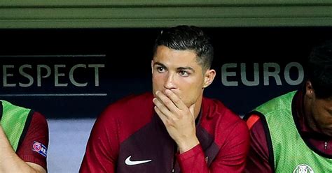 Cristiano Ronaldo Sur Le Banc Avec Ses Coéquipiers Lors Du Match De La
