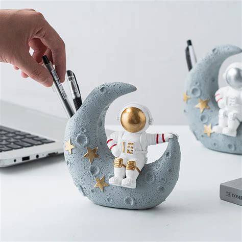 Creative Astronauts Figurine Cute Pen Holder Resin Ornament Moon Crafts