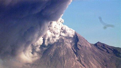 update terkini gunung merapi aktivitas dapur magma hingga intensitas guguran di puncak merapi