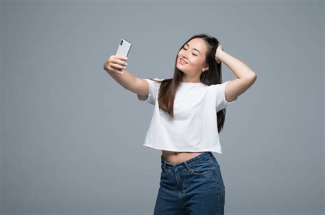 Mujer Asiática Hace Foto Selfie Videollamada En Teléfono Inteligente En Pared Amarilla Con