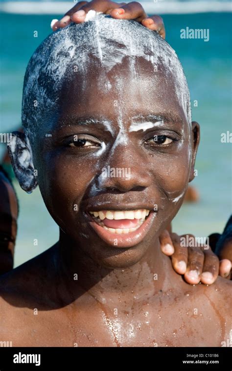 Muchachito En Coco Beach Dar Es Salaam Tanzania Fotografía De Stock