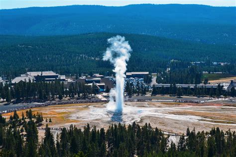 10 Amazing Things To Do In Yellowstone National Park Usa Hand