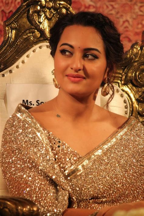 Sonakshi Sinha Latest Photos In Saree At Lingaa Tamil Movie Audio Launch Hq Pics N Galleries