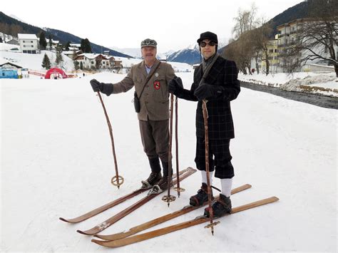 Skifahren In Davos Mit Skiausrüstung Von 1910 Den Bolgen Hinab Der