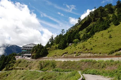 Shi men is situated 1¼ km north of 松雪樓. 合歡山松雪樓