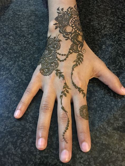 Pin By Tarana Garach On Henna Henna Hand Tattoo Hand Henna Indian Henna