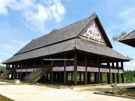 Beberapa ciri khas yang hanya bisa ditemukan di masyarakat dayak. Taman Adat (Cultural Park) Sendawar, East Kalimantan ...