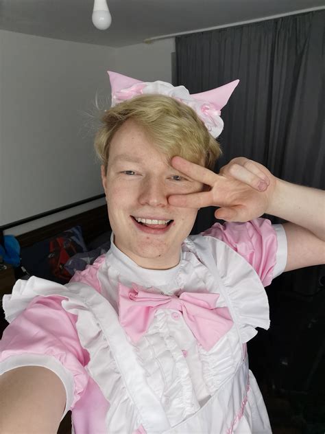 [self] decided to be a pink cat maid for the stream and found out i love crossdressing by