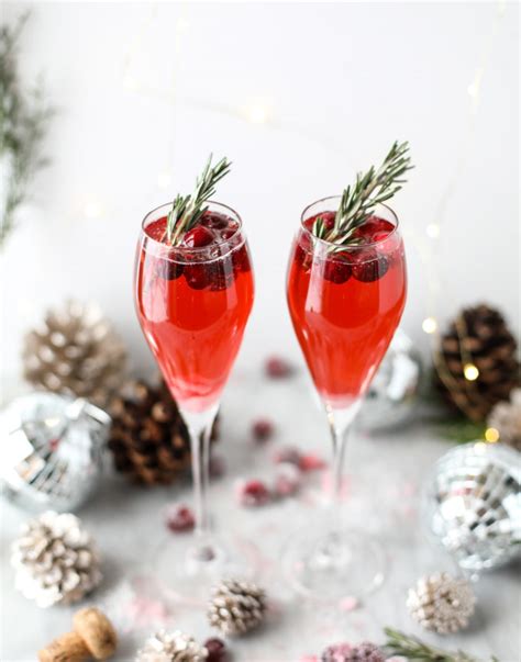 You've got cranberries (again, obviously), glasses rimmed with sugar as a nod to snow and sparkle, champagne, and even festive sugared rosemary to garnish and remind you (or me in my twisted little hallmark loving mind) of a snow. Christmas Mimosas - Christmas Morning Mimosas
