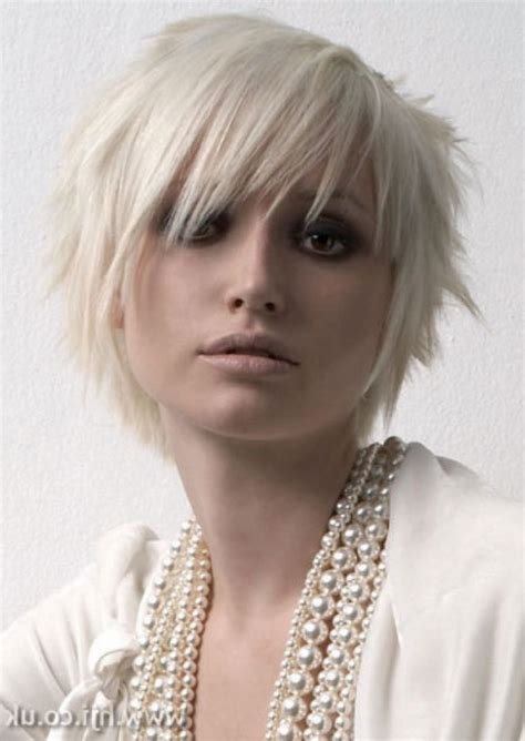 Her first band, the runaways, formed in 1975 and was just a stepping stone in her rise to stardom. Cute Short Blonde EMO Haircut for Girls | Styles Weekly