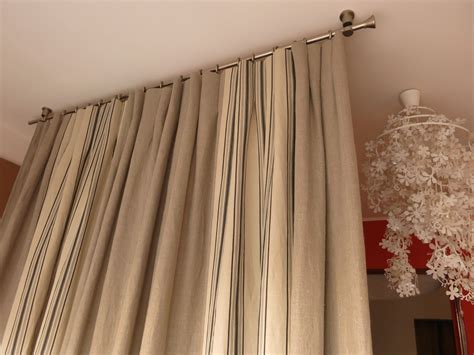 Il suffit de fixer les extrémités au mur ou au plafond et d'ajouter les crochets à rideaux et les accessoires textiles. dans le plafond ,une barre nickel mat qui supporte des ...