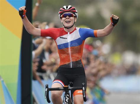 25 juli 2021 | os. Rio2016: Van Vleuten kommt nach Sturz im Straßenradrennen ...