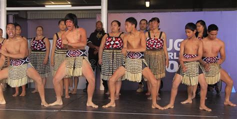 La Nouvelle Zélande Maorie Exécutent La Danse De Guerre De Haka