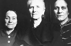 kaethe bertha nanny gottschalk lewin daughters poses left right center two her berlin collections