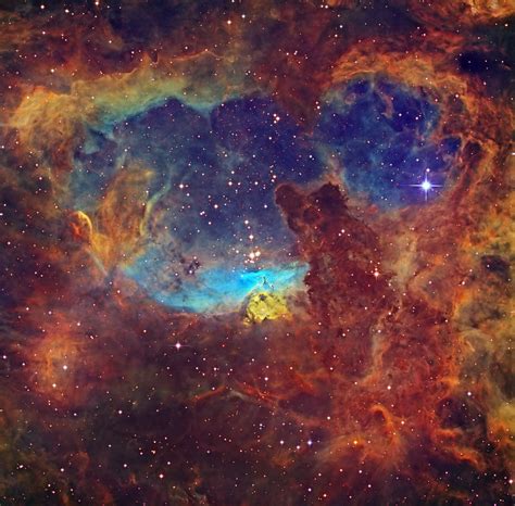 Além De Estrelas Colossais Essa Nebulosa é Uma Belíssima Tela De Fundo