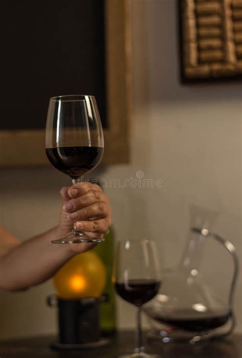Mão Mulher Segurando Uma Taça De Vinho Foto De Stock Imagem De Demanda Prateleira 214654320