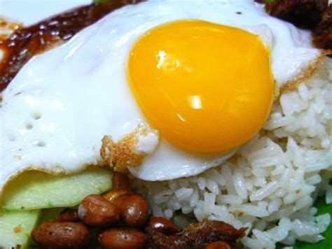 Coconut infused steamed rice and a variety of toppings makes nasi lemak so delightful! Nasi Lemak Rock - Kota Tinggi | TravelMalaysia