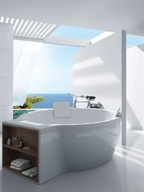 Freistehende Badewanne im modernen Badezimmer