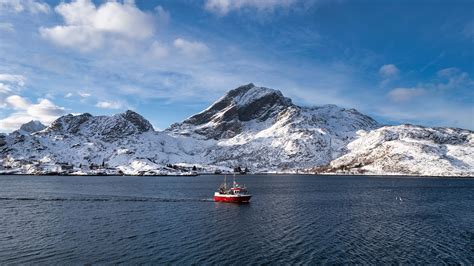 Фото Лофотенские острова Норвегия Sund гора Природа Катера 2560x1440