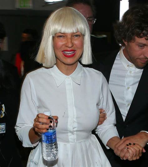 Kristen Wiigs Surprise Grammy Performance With Sia And
