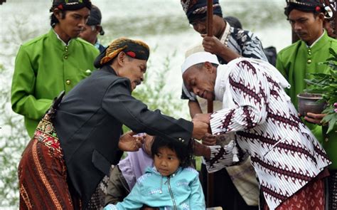 Mengintip tradisi potong rambut anak gimbal di dieng, jawa tengah kabarnya, rambut gimbal harus dipotong atau diruwat untuk mengurangi aura negatif pemiliknya. Tradisi Potong Rambut Gimbal di Dieng Digelar Secara ...