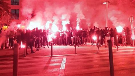 Supporters Le Collectif Ultras Paris Manifeste Devant Le Siège Du Psg